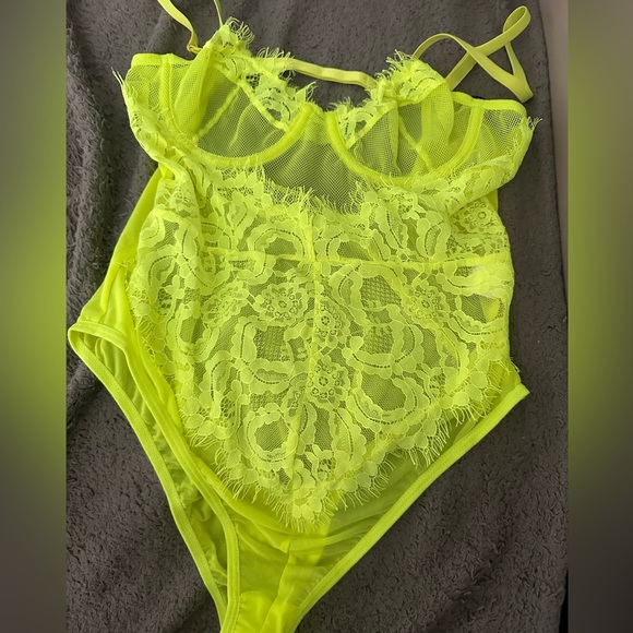 One piece top size small - Picture 3 of 4